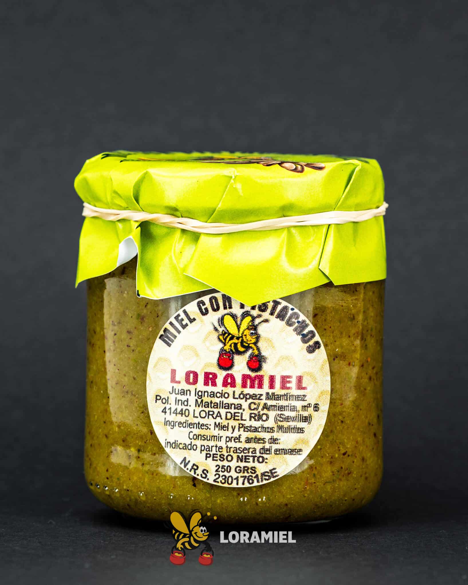 Tarro de miel con pistachos Loramiel sobre fondo oscuro, producto artesanal natural elaborado en Sevilla