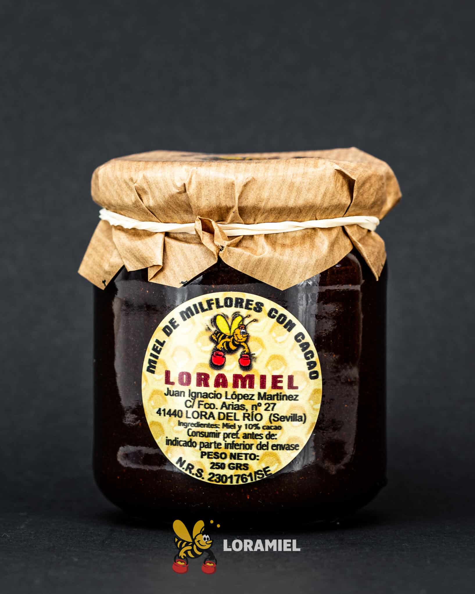 Tarro de miel con cacao Loramiel sobre fondo oscuro, producto artesanal natural elaborado en Sevilla