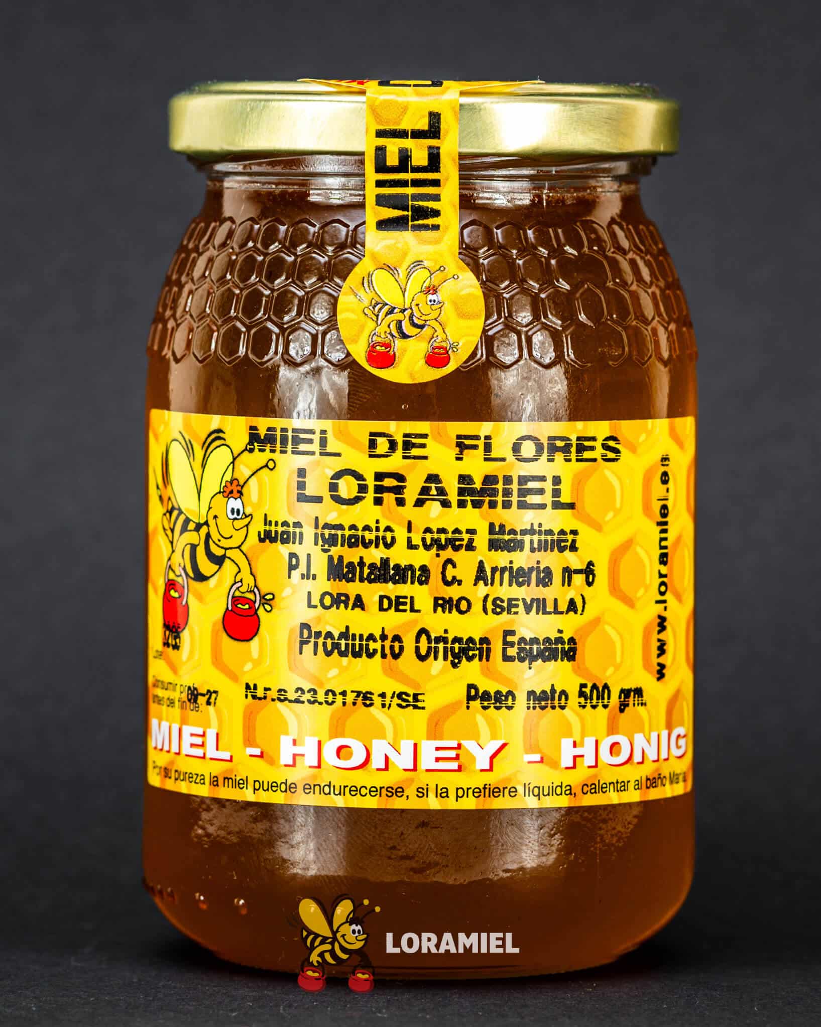 Tarro de miel de flores Loramiel con etiqueta visible sobre fondo neutro, producto natural y artesanal de Lora del Río Sevilla