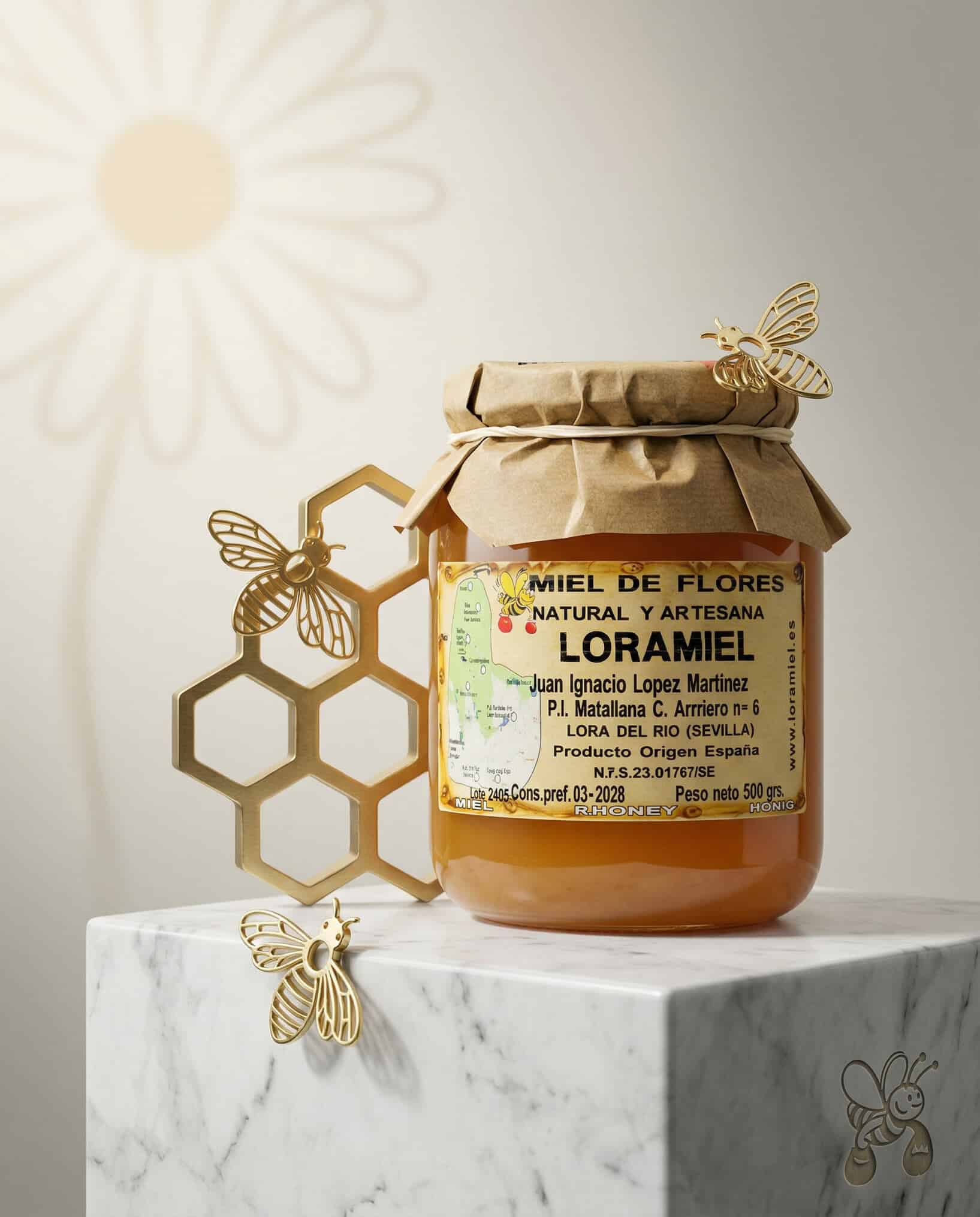 Miel cruda natural sobre marmol con premio panal de oro